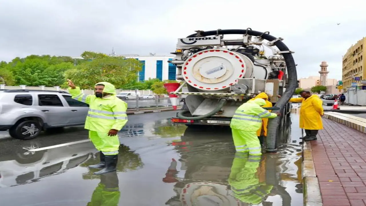 دبي تفعّل خطط الاستجابة السريعة للتعامل مع الحالة المطرية بجاهزية قصوى ميدانية